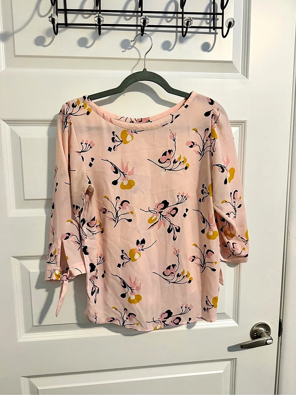 LOFT Floral Blouse in Pink Size Medium Like New